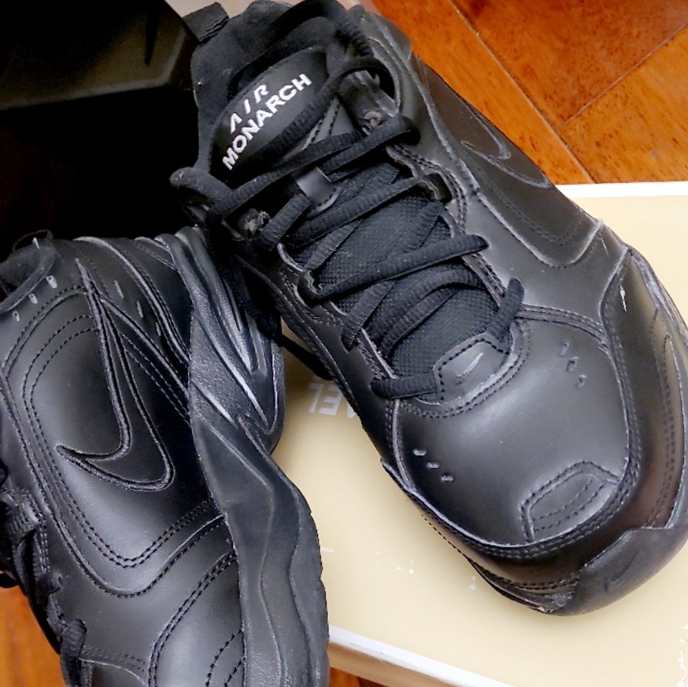 Nike Monarch IV NWOT never worn Men's 7(wide) / Women's 9 (wide)